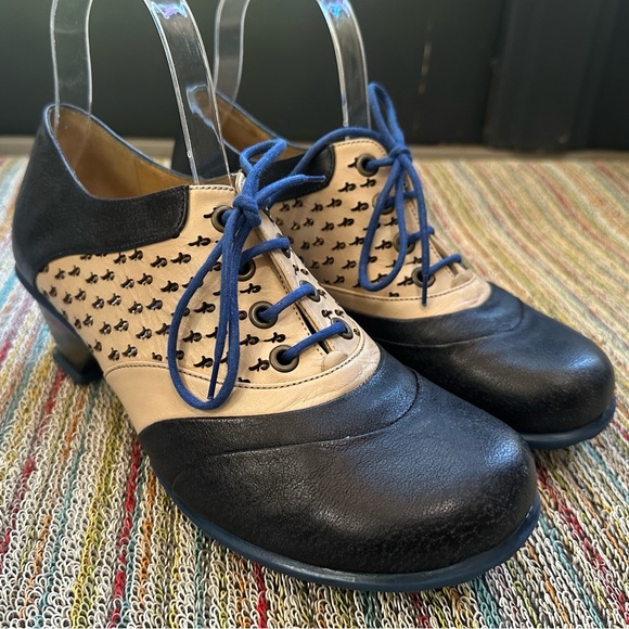 Fluevog NEARLY NEW Hopes Promise navy/cream lace up heels w/ F cutouts - 7.5/8 - Picture 2 of 16